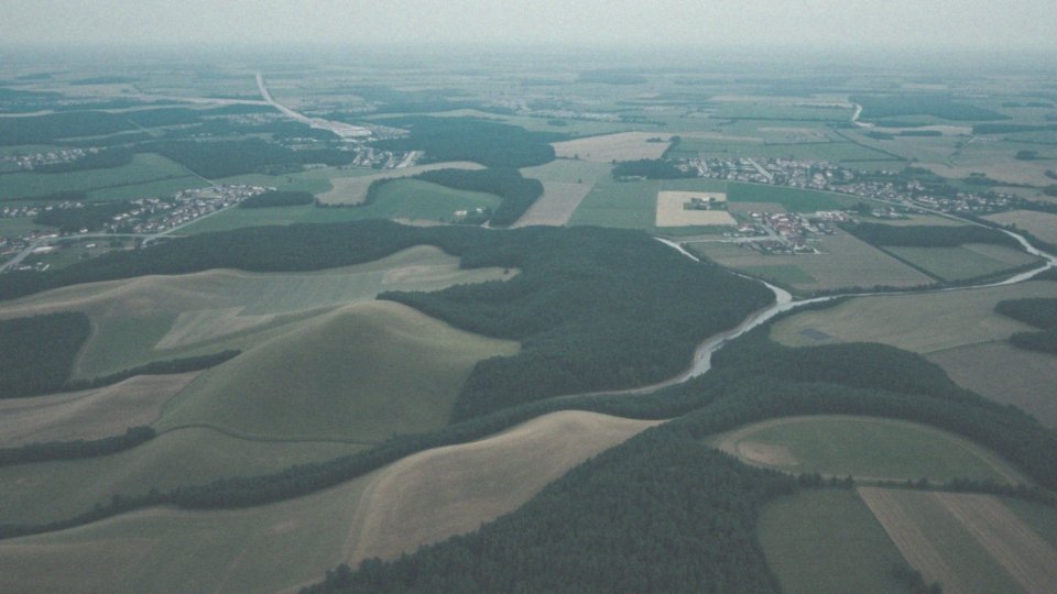 Jaką powierzchnię zajmuje obszar lądowy Polski?